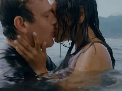 Kytevä porno xxncom kuuma brunette lelut hänen tiukka kusipää