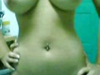 Neljä ihmistä pitää porno xxtv hauskaa sängyllä