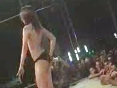 Houkutteleva teini porno 3 leikkii verkkokameran edessä