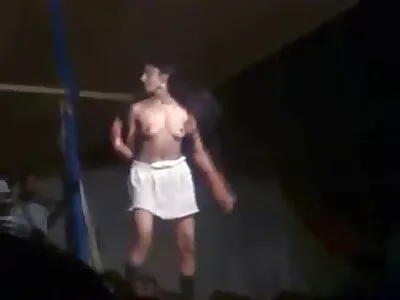 Vauva imee valtavan xxx porno2020 kukon kameran edessä