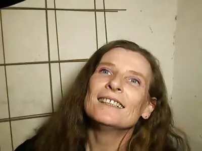Hänen porno youj leikattu pupu on märkä