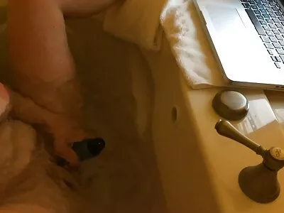 Melko raskaana oleva https porno punatukkainen vaimo, jolla on lasit, masturboi sängynkehyksen kanssa