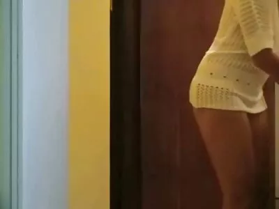 Tatuoitu brunette on vakavasti ponro xx täytetty sängyllä