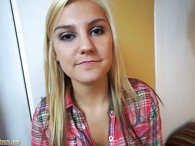 Anorektinen tyttö leikkii porno vdeo xxx vibraattorin kanssa